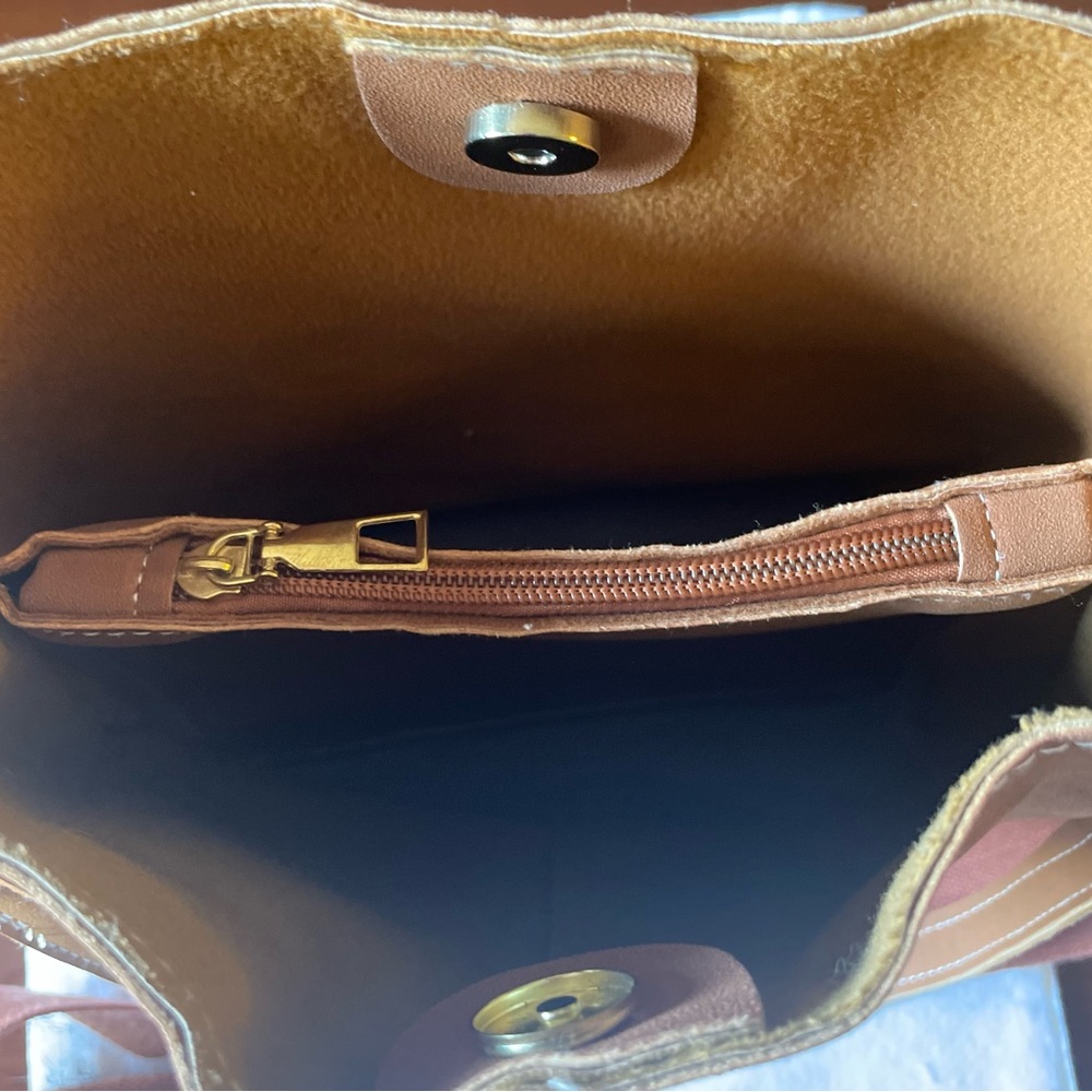 Hobo Brown Bucket Bag with Contrasting Stitching. NWOT - Picture 7 of 8